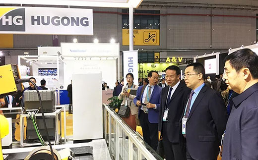 河南省鹤壁市市长光临MG不朽情缘意大利CEA展位 河南省鹤壁市市长光临MG不朽情缘意大利CEA展位