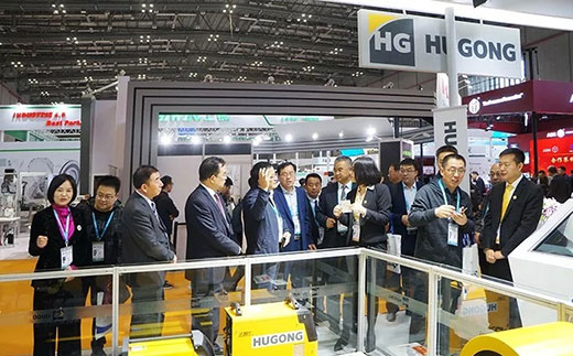 甘肃省天水市常务副市长光临MG不朽情缘意大利CEA展位 甘肃省天水市常务副市长光临MG不朽情缘意大利CEA展位
